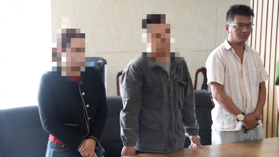 Tống đạt quyết định khởi tố vụ án - Ảnh Công an Đà Nẵng.