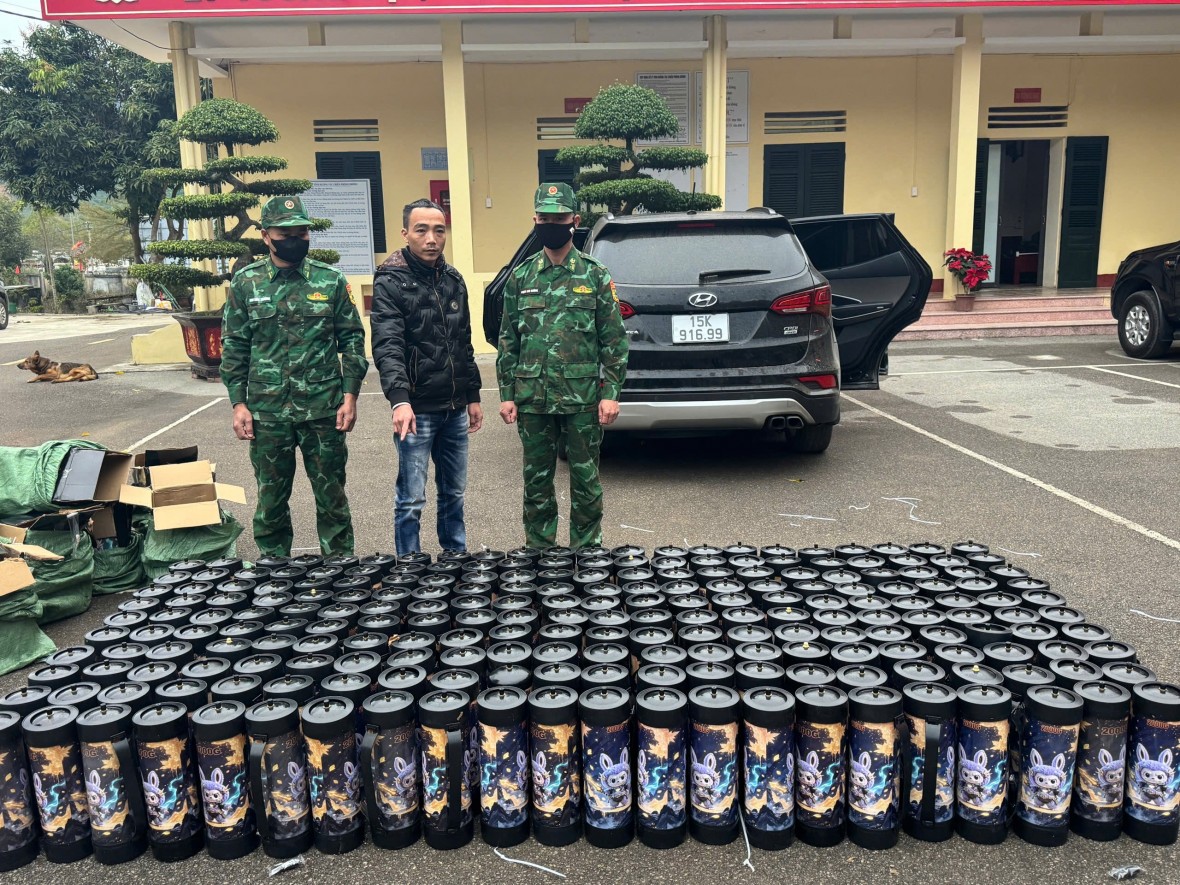 Bắt giữ 224 bình khí cười trên tuyến biên giới Hoành Mô