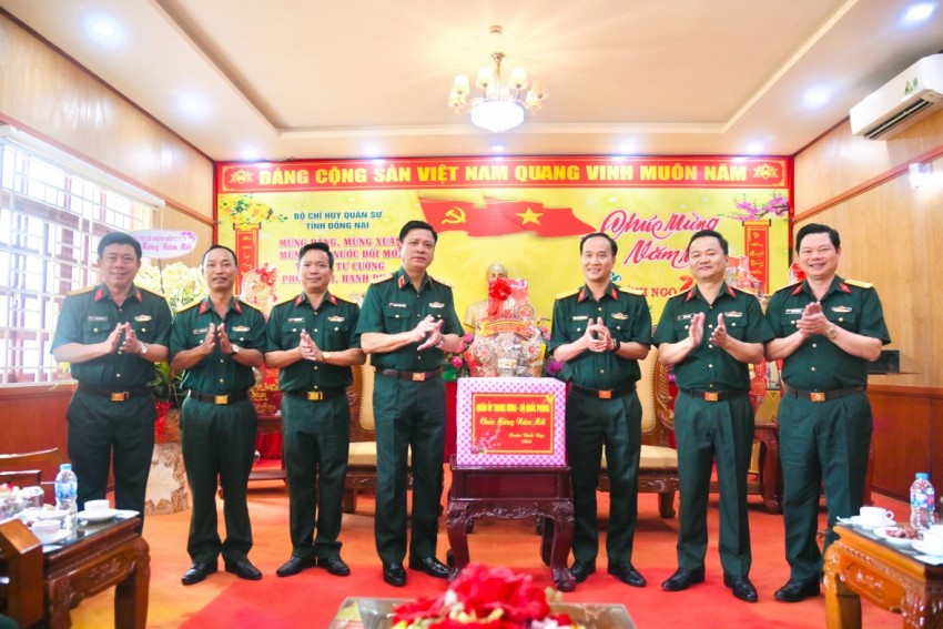 Thượng tướng Nguyễn Trường Thắng thăm, chúc Tết Bộ CHQS tỉnh Tây Ninh và lực lượng vũ trang nhân dịp Xuân Bính Ngọ 2026