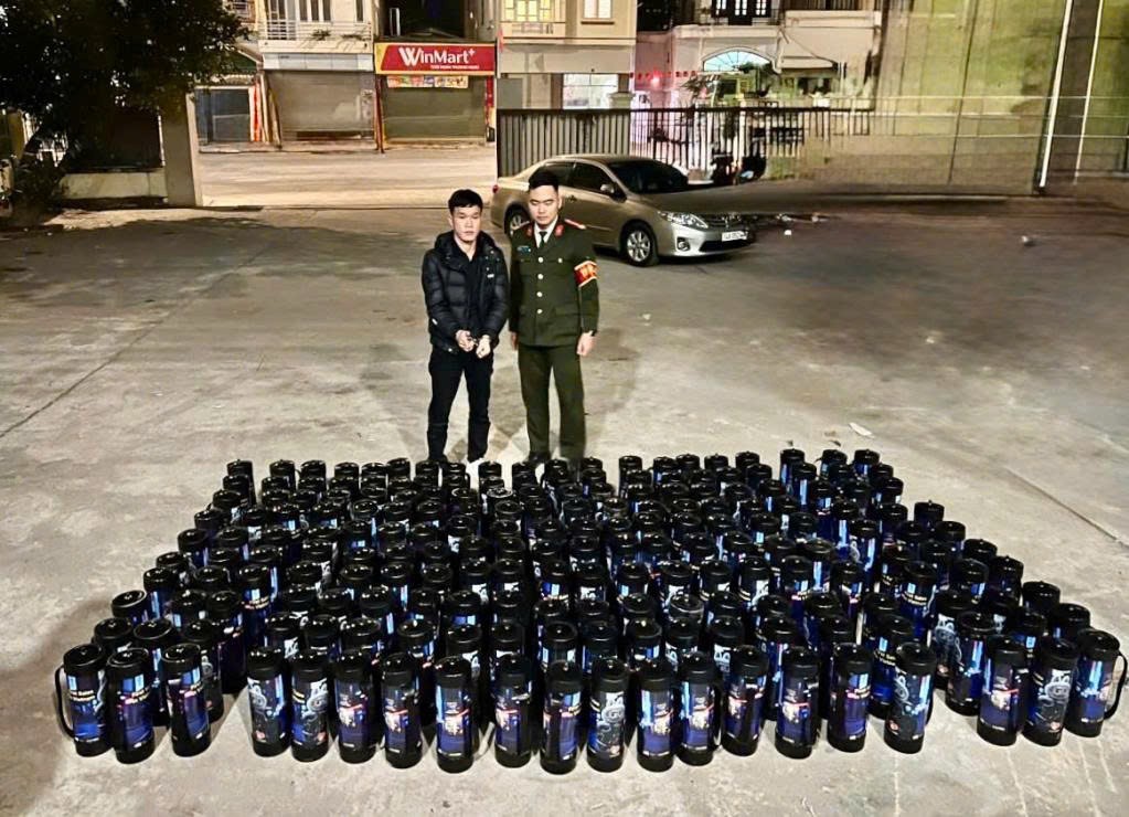 Đối tượng Trần Văn Nghĩa cùng tang vật.