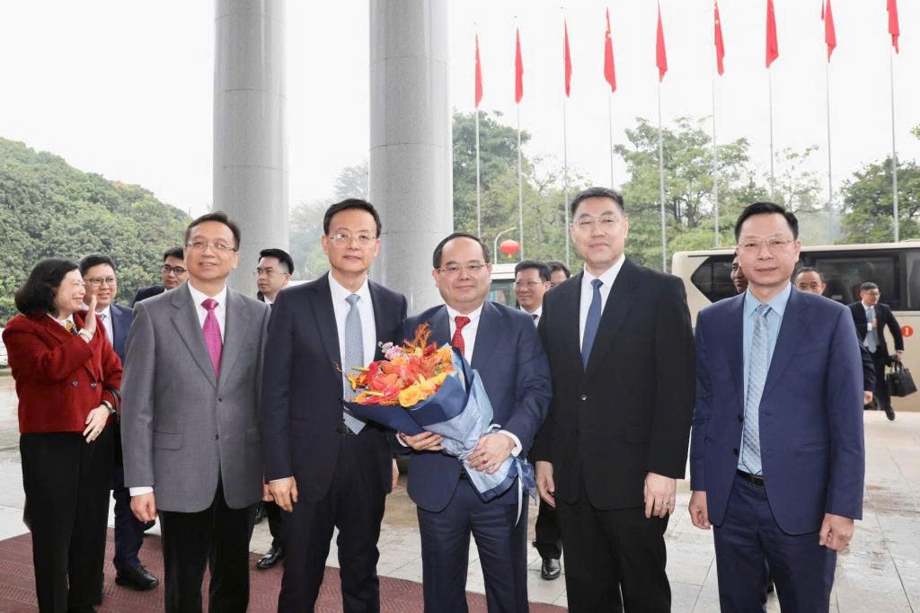 Lãnh đạo Khu tự trị dân tộc Choang Quảng Tây tặng hoa chào đón đồng chí Quản Minh Cường, Ủy viên Trung ương Đảng Cộng sản Việt Nam, Bí thư Tỉnh uỷ, Trưởng Đoàn ĐBQH tỉnh Quảng Ninh và Đoàn đại biểu tỉnh đến Quảng Tây.