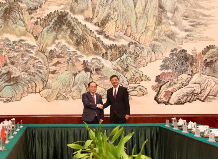 Ông Trần Cương, Ủy viên Trung ương Đảng Cộng sản Trung Quốc, Bí thư Khu ủy, Chủ nhiệm Ủy ban Thường vụ Đại hội đại biểu nhân dân Khu tự trị dân tộc Choang Quảng Tây chào mừng ông Quản Minh Cường, Ủy viên Trung ương Đảng Cộng sản Việt Nam, Bí thư Tỉnh uỷ, Trưởng Đoàn ĐBQH tỉnh Quảng Ninh tham dự cuộc hội đàm.