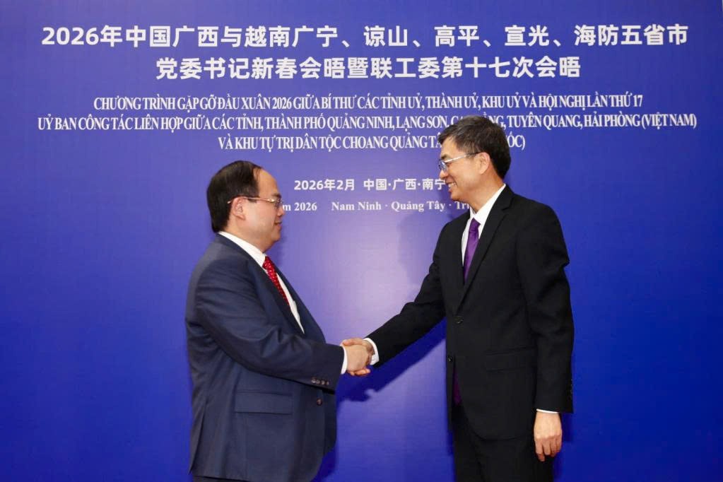 Ông Trần Cương, Ủy viên Trung ương Đảng Cộng sản Trung Quốc, Bí thư Khu ủy, Chủ nhiệm Ủy ban Thường vụ Đại hội đại biểu nhân dân Khu tự trị dân tộc Choang Quảng Tây chào mừng ông Quản Minh Cường, Ủy viên Trung ương Đảng Cộng sản Việt Nam, Bí thư Tỉnh uỷ, Trưởng Đoàn ĐBQH tỉnh Quảng Ninh tham dự cuộc hội đàm.