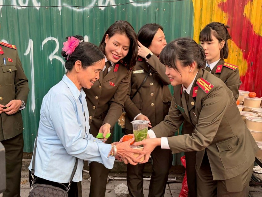 Niềm vui của người nhà bệnh nhân khi được nhận suất ăn.