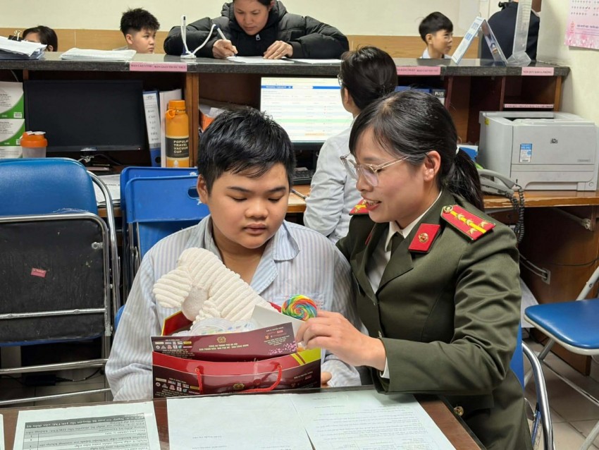 Cán bộ Công an động viên các bệnh nhân nhí.