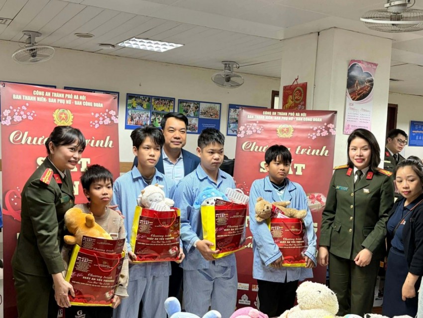 Đoàn công tác của Công an thành phố thăm hỏi, hỗ trợ bằng tiền mặt với số tiền 10.000.000đ cho 20 bệnh nhân bị bệnh nặng, hoàn cảnh đặc biệt khó khăn.