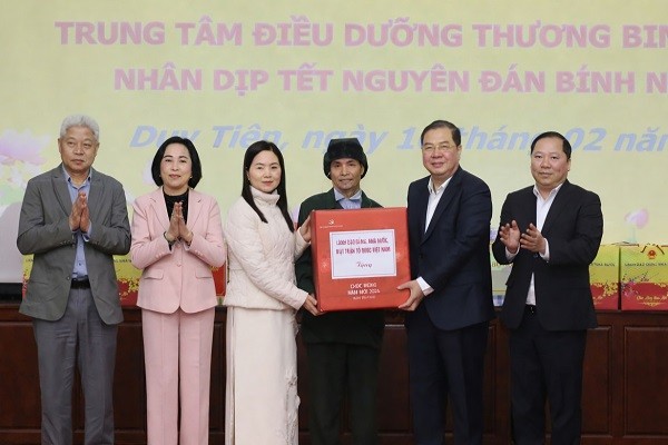 Ủy viên Bộ Chính trị Phạm Gia Túc thăm, tặng quà, chúc Tết tại Ninh Bình