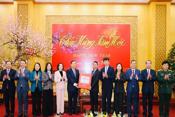 Ủy viên Bộ Chính trị Phạm Gia Túc thăm, tặng quà, chúc Tết tại Ninh Bình