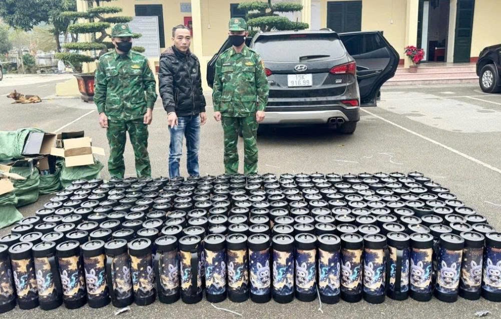 Đối tượng Hồ Hữu Cảnh cùng tang vật.