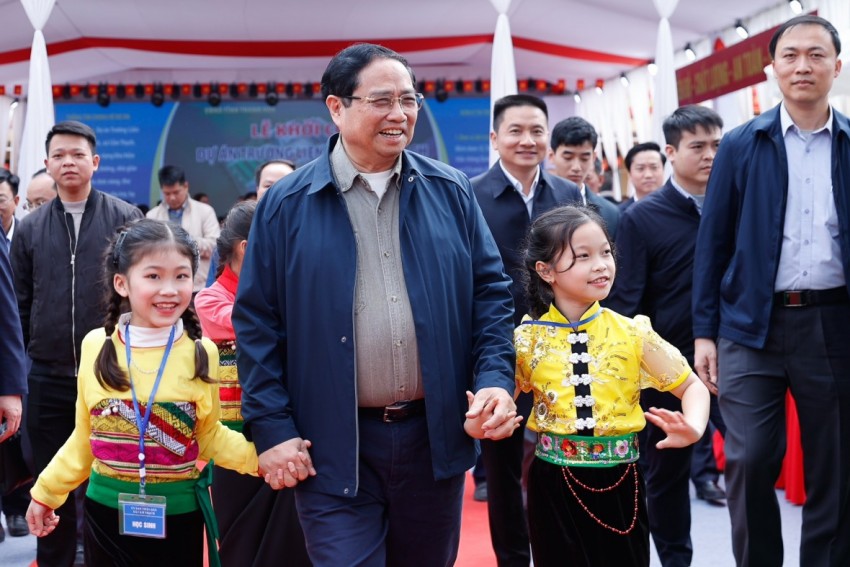 Thủ tướng tặng quà tết và dự lễ khởi công Trường liên cấp tại Thanh Hoá
