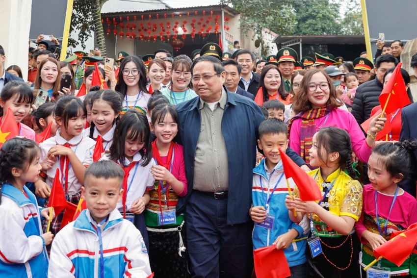 Thủ tướng tặng quà tết và dự lễ khởi công Trường liên cấp tại Thanh Hoá