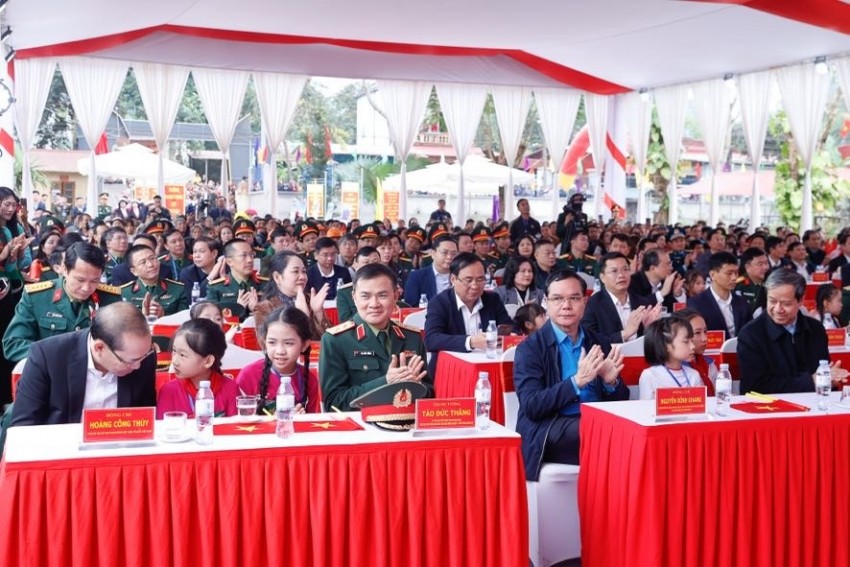 Thủ tướng tặng quà tết và dự lễ khởi công Trường liên cấp tại Thanh Hoá