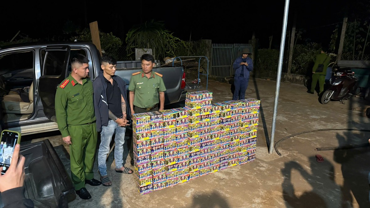 Đắk Lắk: Phát hiện gần 2 tạ pháo nổ giấu trong khoang bí mật xe bán tải