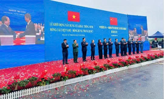 Các đại biểu thực hiện nghi thức khởi động tại vạch phân quản cầu Bắc Luân II.