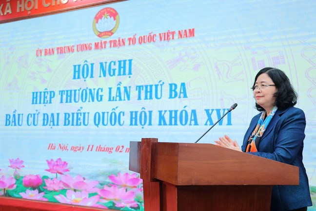 Bà Bùi Thị Minh Hoài, Ủy viên Bộ Chính trị, Bí thư Trung ương Đảng, Bí thư Đảng ủy MTTQ, các đoàn thể Trung ương, Chủ tịch Uỷ ban Trung ương MTTQ Việt Nam, Phó Chủ tịch Hội đồng bầu cử Quốc gia phát biểu tại Hội nghị