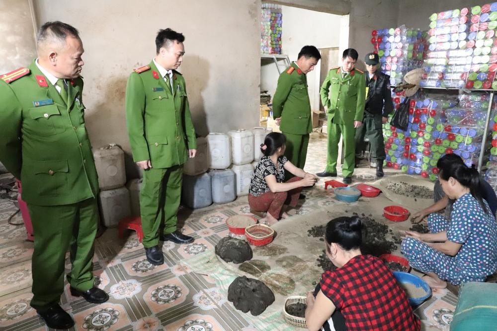 Bắt quả tang 1 cơ sở sản xuất thuốc Đông y giả - Ảnh Công an Hà Tĩnh.