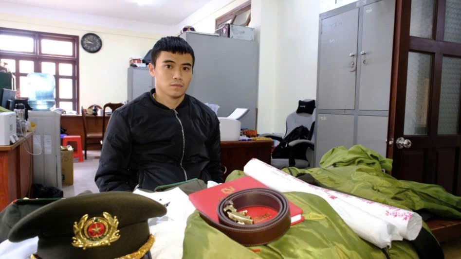 Giả danh cán bộ công an để lừa bán rượu ngoại “thanh lý”, chiếm đoạt hơn 130 triệu đồng