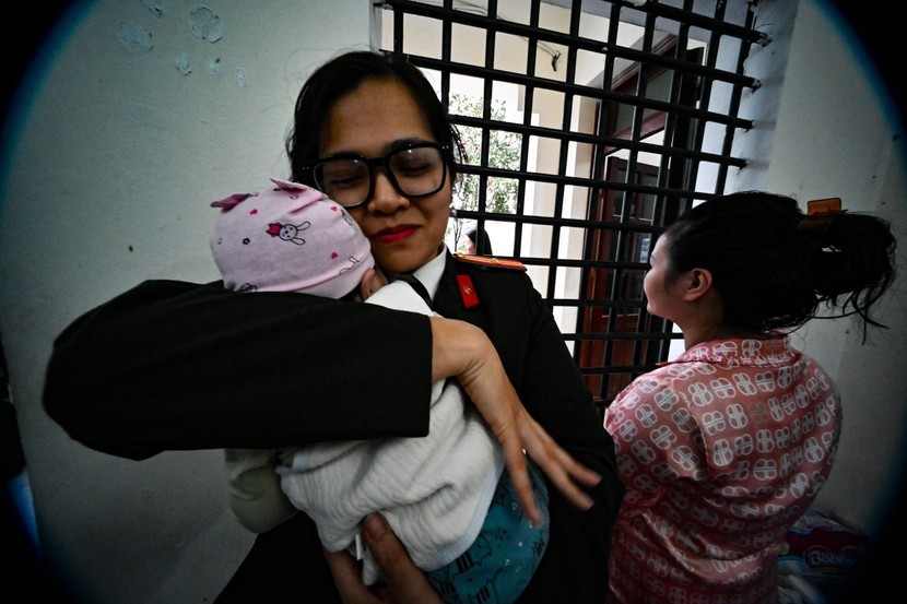 Giây phút lắng đọng khi nữ cán bộ Công an Thủ đô nhắm mắt, ôm chặt cháu bé vào lòng như con đẻ của mình. Tình mẫu tử thiêng liêng dường như lan tỏa khắp buồng giam ở Bệnh xá Trại tạm giam số 2