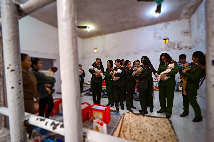 Không khí đầm ấm bên trong buồng giam ở Trại tạm giam số 1. Chương trình không chỉ mang vật chất đến cho các cháu mà còn gửi gắm thông điệp nhân văn sâu sắc của Công an Thủ đô: Mọi lỗi lầm đều có thể được tha thứ nếu biết quay đầu, và trẻ em luôn xứng đán