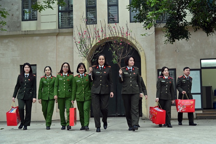 Nữ cán bộ công an Phòng Tham mưu, Tài chính và trại tạm giam mang theo những phần quà thiết yếu tiến vào khu vực giam giữ. Bước chân ai cũng nhanh hơn với mong muốn sớm gặp các cháu nhỏ.