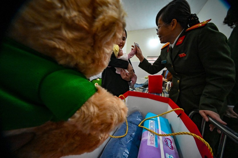 Một nữ cán bộ Công an vui đùa cùng cháu bé trên tay mẹ là phạm nhân tại Trại tạm giam số 2 - CATP Hà Nội. Khoảnh khắc này thật đẹp và ấm áp tình người.