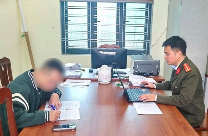 Đối tượng N.T.L. tại cơ quan công an thừa nhận hành vi vi phạm và chịu xử phạt (Ảnh: Công an Ninh Bình).