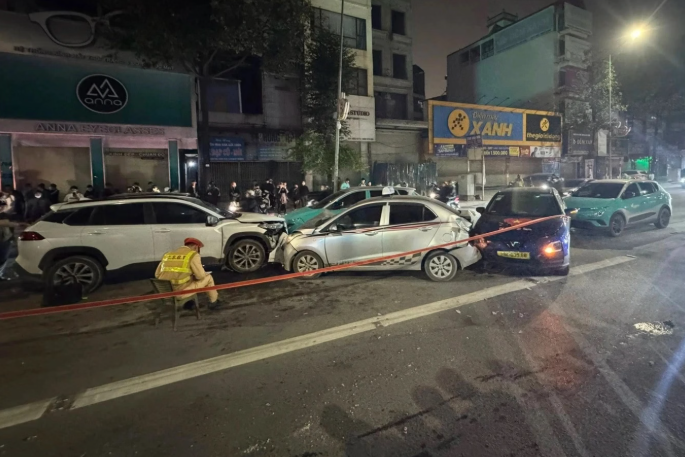 Hà Nội: Nữ tài xế lái xe đi ngược chiều, gây tai nạn liên hoàn với 4 ô tô