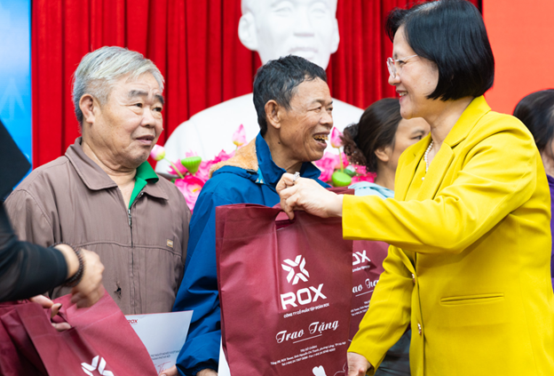 Niềm vui của người trao, người nhận