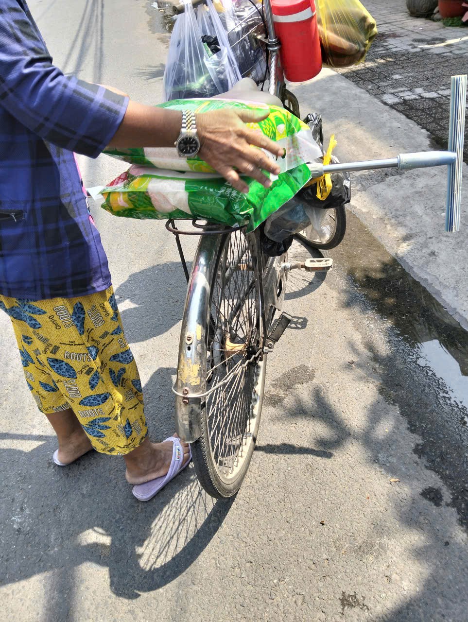 Bước chân lặng lẽ và những phần quà ven đường