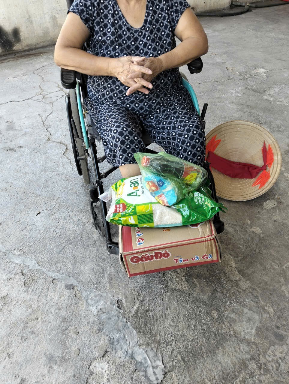 Bước chân lặng lẽ và những phần quà ven đường