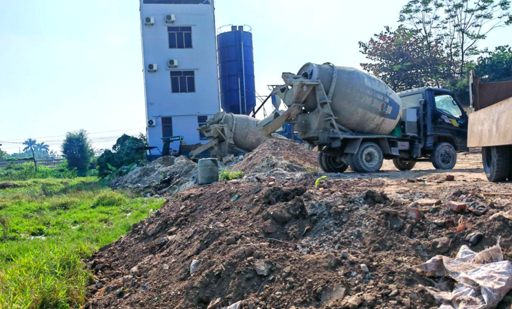 Hiện trường vụ đổ gần 150 tấn chất thải rắn xuống khu vực đất ruộng thuộc phường Trường Thi, tỉnh Ninh Bình. Ảnh: CANB