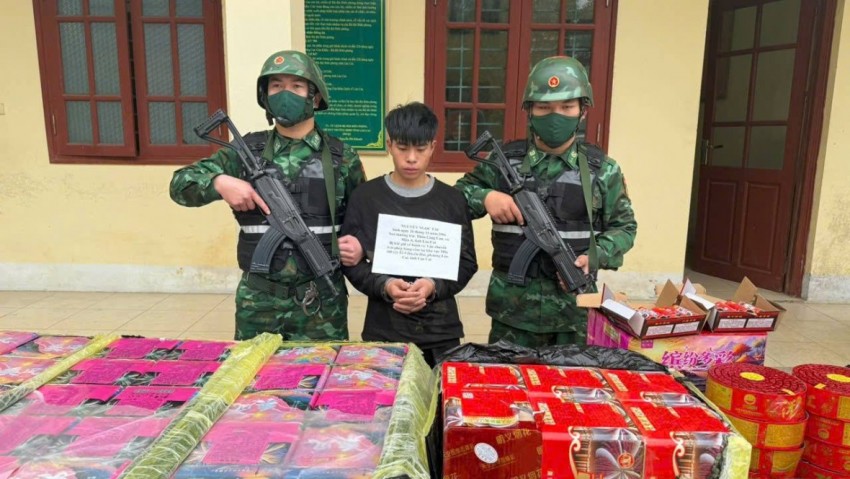 Bắt đối tượng vận chuyển 1,5 tạ pháo qua biên giới