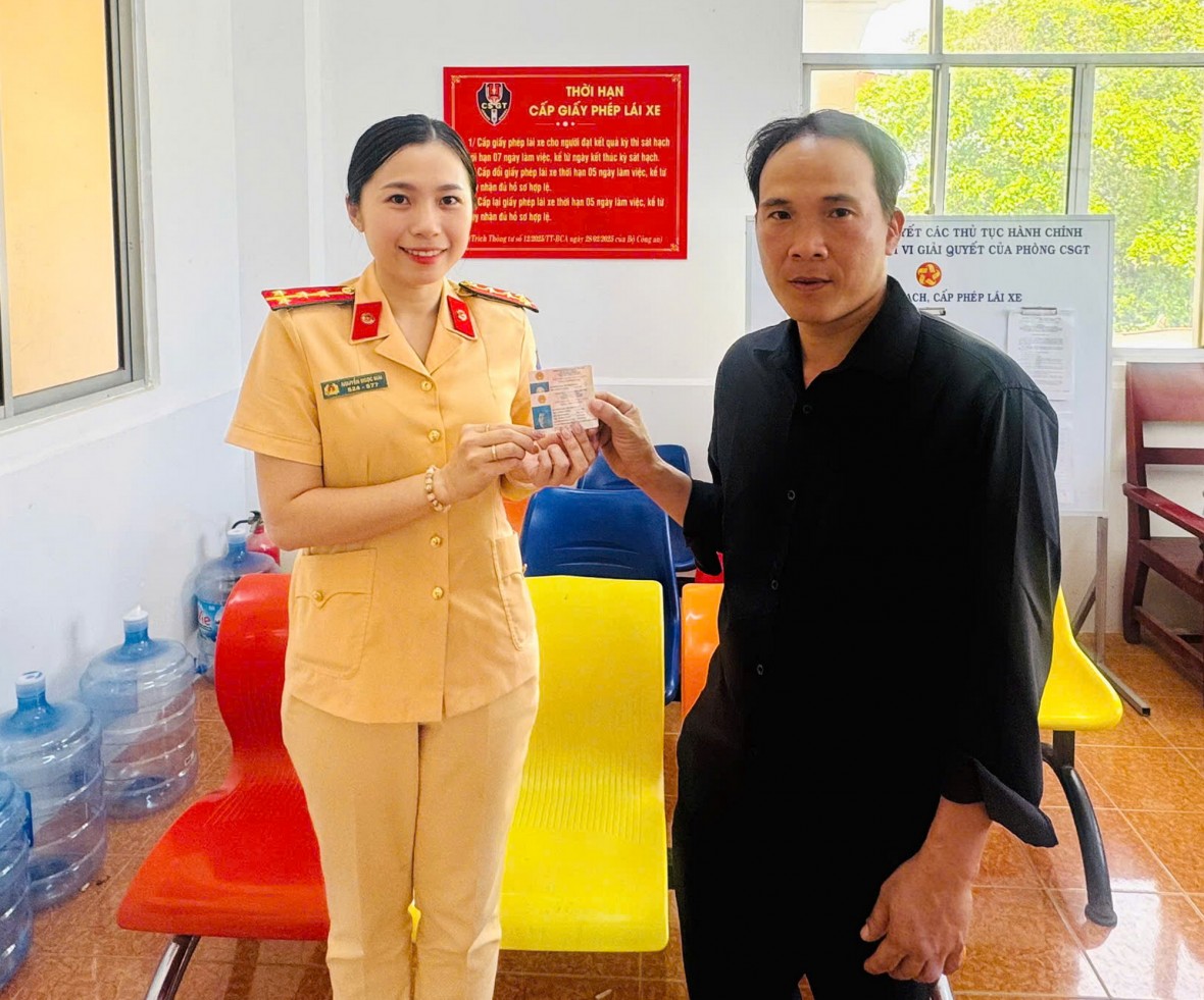 CSGT Cà Mau: Cấp, đổi GPLX trong ngày, phục vụ Nhân dân trong dịp Tết