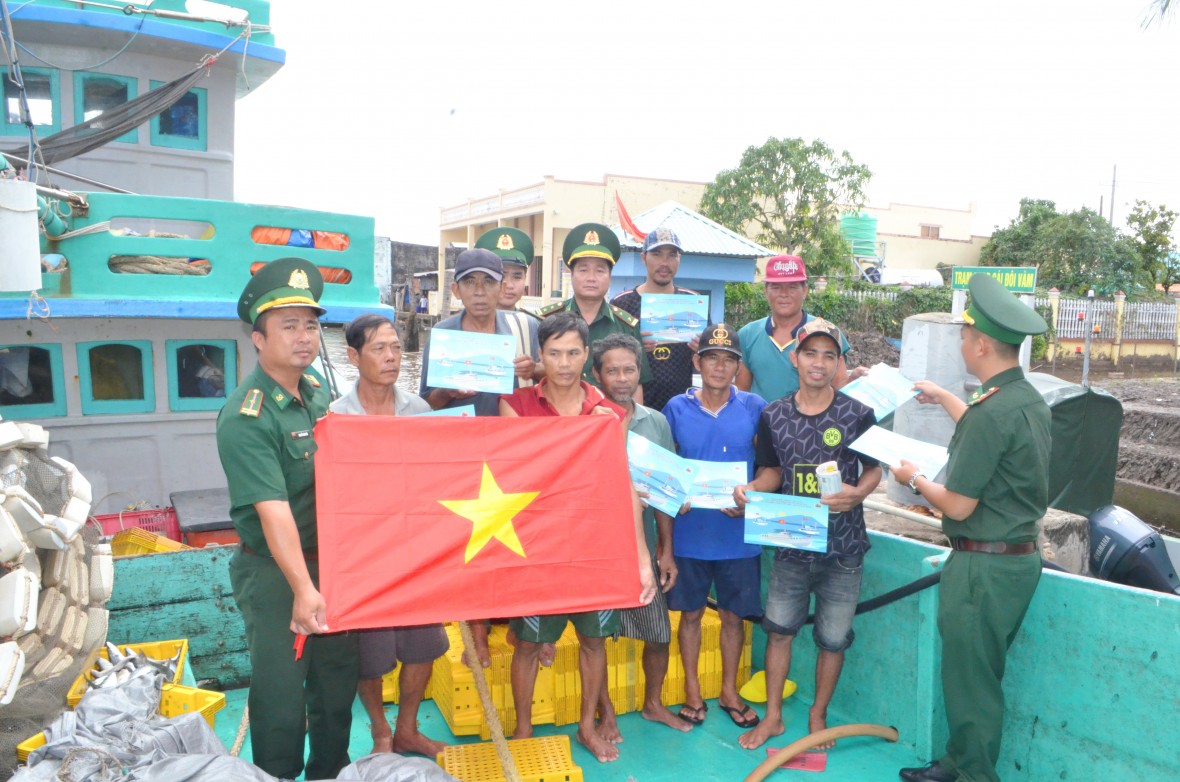 Ngư dân Cà Mau đồng hành cùng cả nước gỡ 