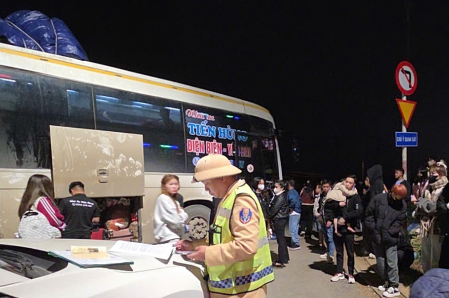 Tài xế và chủ xe bị xử phạt hơn 200 triệu đồng vì nhồi nhét khách về quê ăn Tết