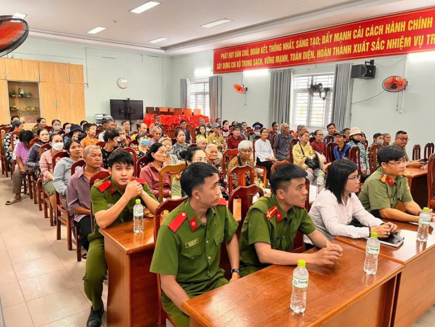 Công an Đồng Nai lan tỏa phong trào “Tết vì người nghèo” – Trao yêu thương, đón Xuân Bính Ngọ 2026
