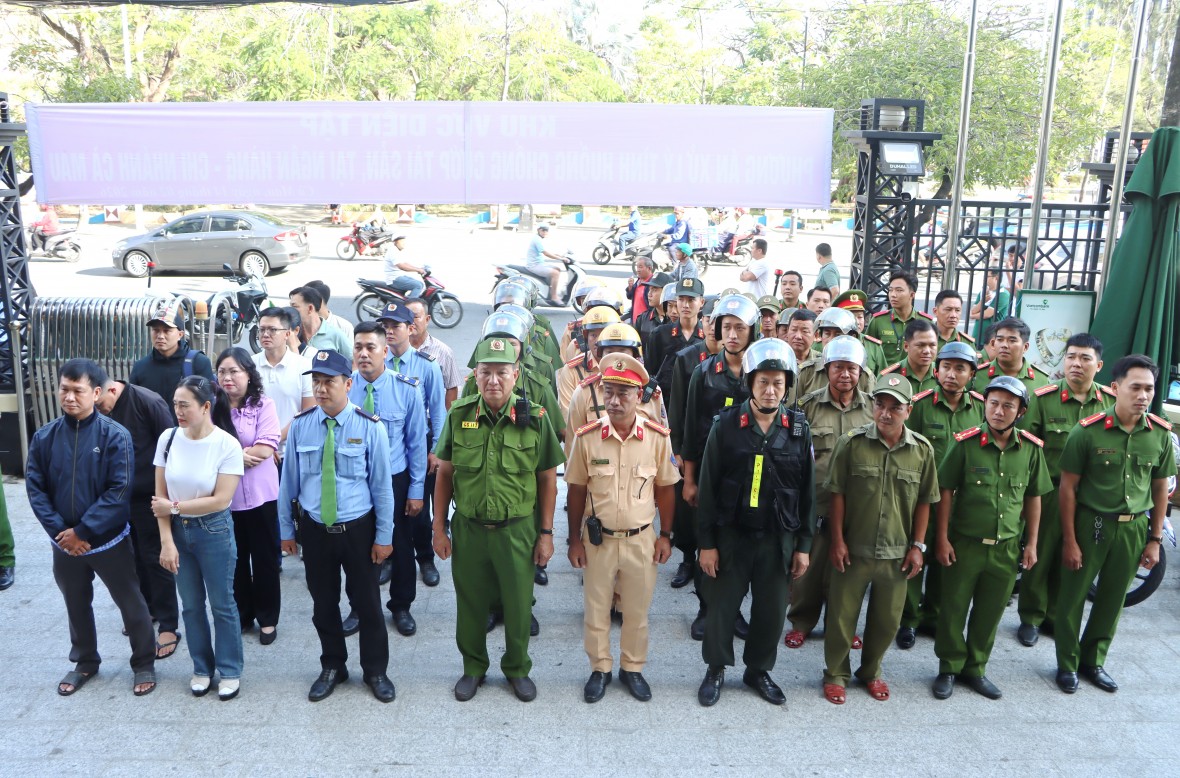 Cà Mau: Diễn tập chống cướp ngân hàng, bảo đảm an toàn cho người dân Cà Mau: Diễn tập chống cướp ngân hàng, bảo đảm an toàn cho người dân