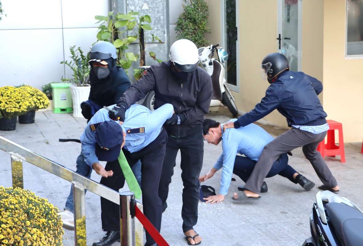 Cà Mau: Diễn tập chống cướp ngân hàng, bảo đảm an toàn cho người dân Cà Mau: Diễn tập chống cướp ngân hàng, bảo đảm an toàn cho người dân