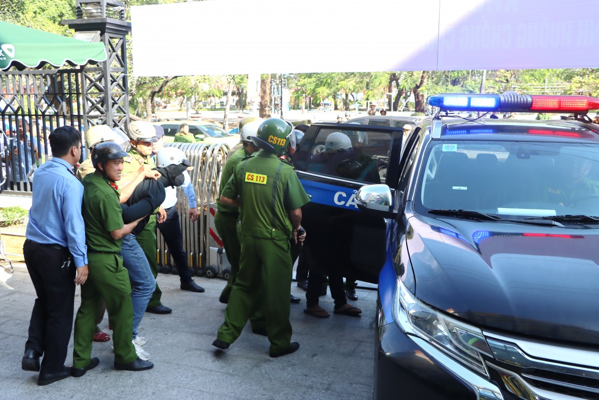 Cà Mau: Diễn tập chống cướp ngân hàng, bảo đảm an toàn cho người dân Cà Mau: Diễn tập chống cướp ngân hàng, bảo đảm an toàn cho người dân