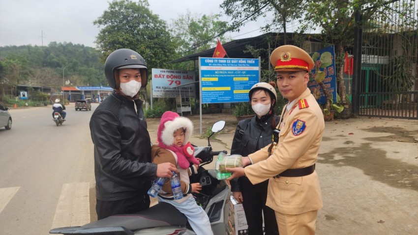 CSGT Tân Lạc tiếp sức cho người dân trên hành trình về quê đón tết.