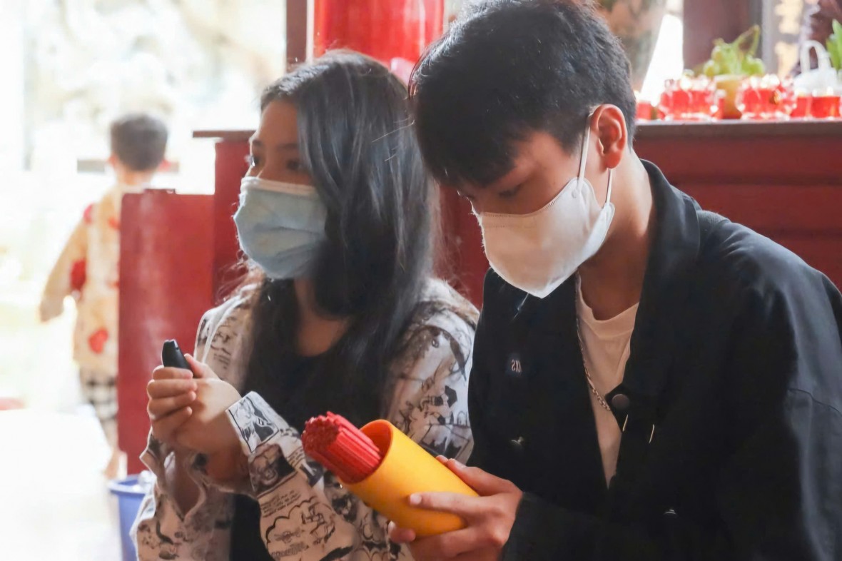 Ngày Xuân chui bụng ngựa cầu may