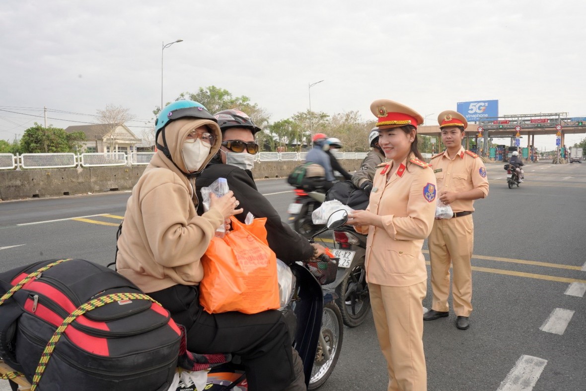 Cảnh sát giao thông Cà Mau “tiếp sức” người dân về quê đón Tết