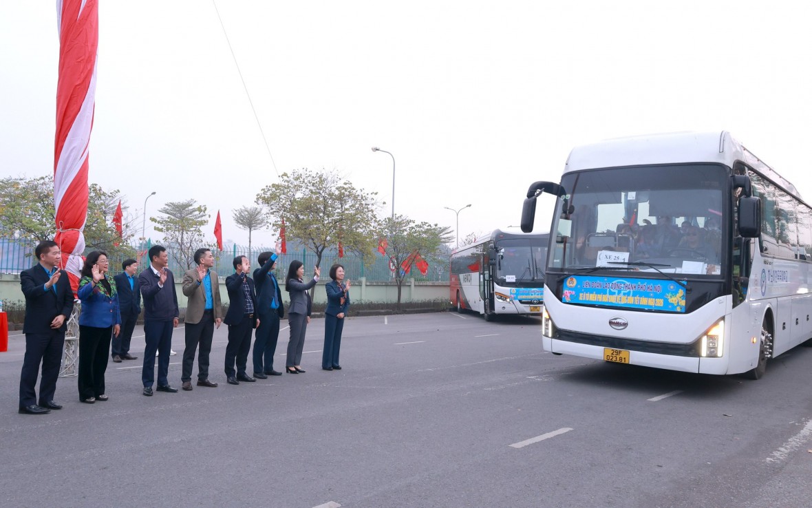 Lãnh đạo LĐLĐ TP Hà Nội tiễn công nhân về quê đón tết.