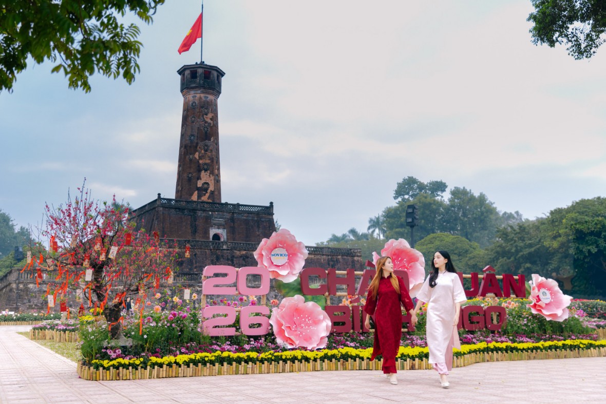 Du khách tham quan "Đường hoa Tết" tại Hoàng thành Thăng Long tại Hà Nội.