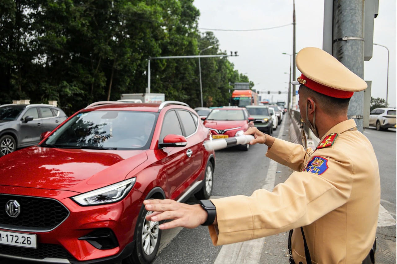 Đội CSGT đường bộ số 15 điều tiết phương tiện tr&ecirc;n tuyến V&otilde; Văn Kiệt hướng đi quốc lộ 2 v&agrave; cao tốc Nội B&agrave;i &ndash; L&agrave;o Cai.&nbsp;