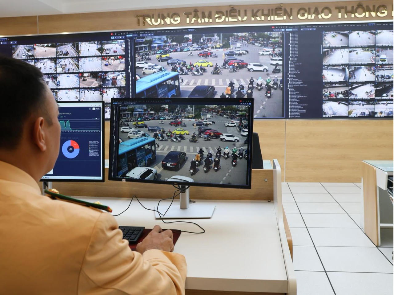 Theo d&otilde;i s&aacute;t t&igrave;nh h&igrave;nh giao th&ocirc;ng tr&ecirc;n to&agrave;n địa b&agrave;n H&agrave; Nội th&ocirc;ng qua hệ thống camera t&iacute;ch hợp c&ocirc;ng nghệ AI.&nbsp;
