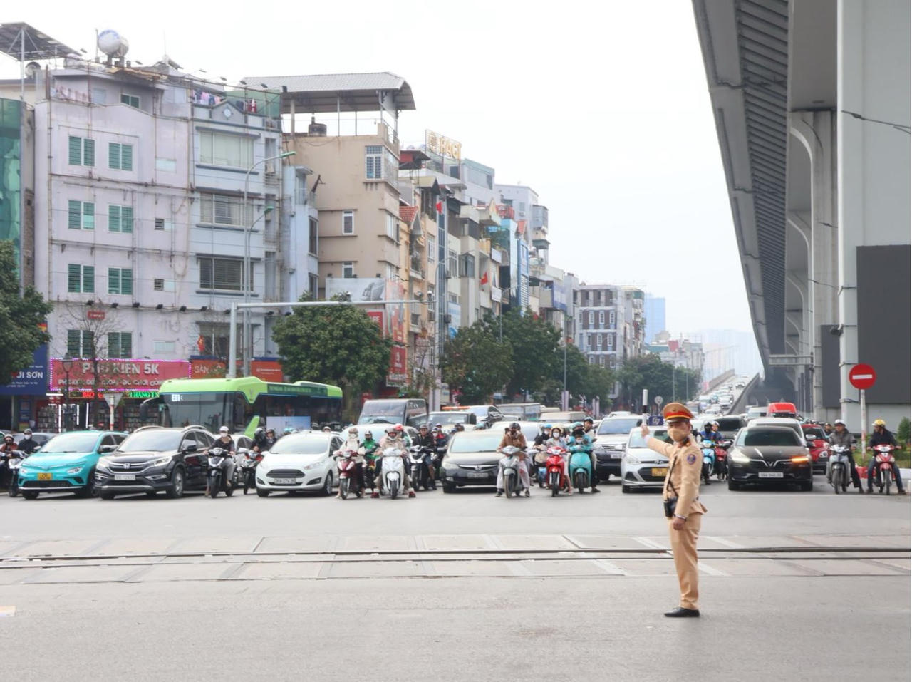 C&aacute;c phương tiện chấp h&agrave;nh dừng chờ đ&egrave;n t&iacute;n hiệu giao th&ocirc;ng tr&ecirc;n đường Trường Chinh.