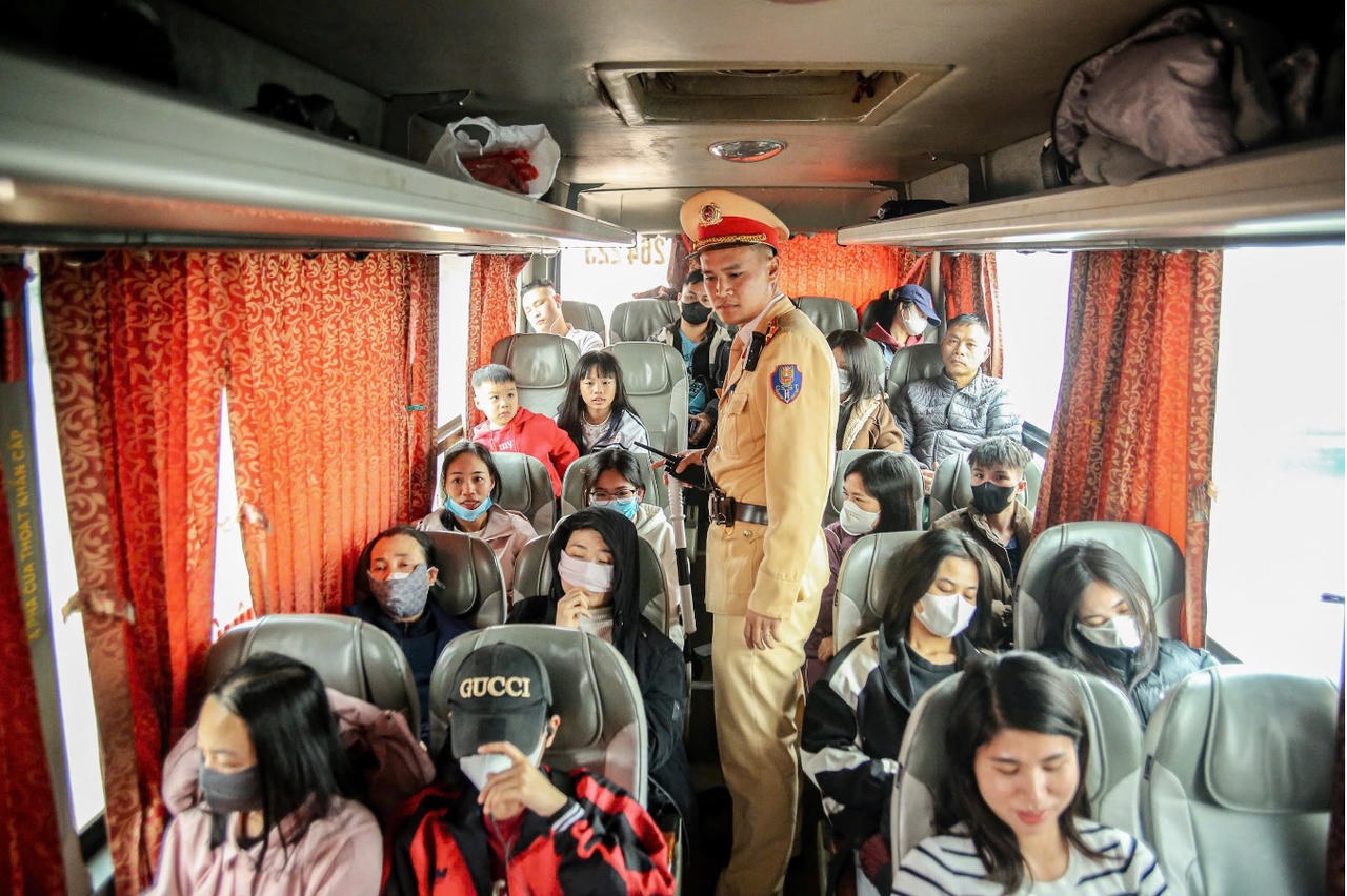 CSGT c&oacute; mặt mọi nẻo đường, sẵn s&agrave;ng giải toả &ugrave;n tắc tr&ecirc;n địa b&agrave;n H&agrave; Nội