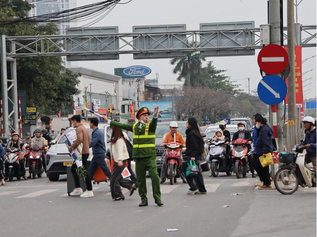C&ocirc;ng an phường Ho&agrave;ng Liệt phối hợp CSGT điều tiết giao th&ocirc;ng tại cửa ng&otilde; ph&iacute;a Nam Th&agrave;nh phố.&nbsp;