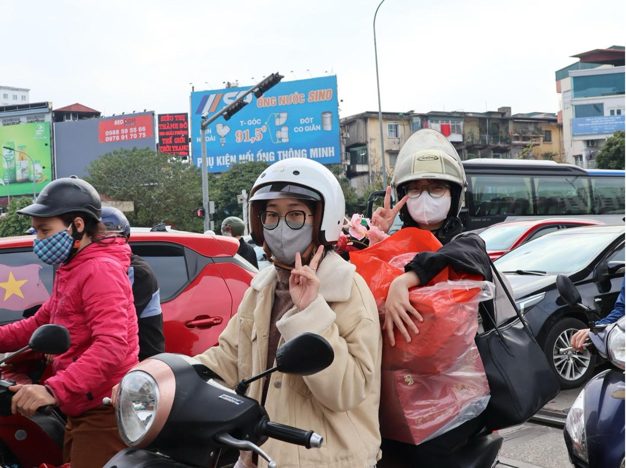 Người d&acirc;n mang theo h&agrave;nh l&yacute; rời Thủ đ&ocirc;, bắt đầu kỳ nghỉ Tết k&eacute;o d&agrave;i.&nbsp;